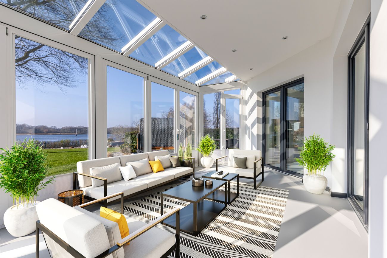 Fotorealistisches 3D-Rendering eines modernen Wohnzimmers mit Glasdach, Seeblick und eleganter Innenausstattung – erstellt von Urban Canvas